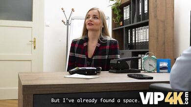 Nadržená blondýnka si sundává kalhotky před svým úvěrovým poradcem