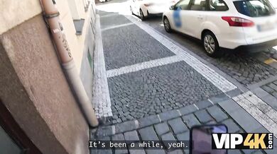 Nadržená zrzavá holka ráda zkouší další velké péra
