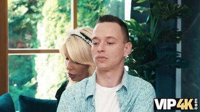 Zralá MILF v kostýmu služebné čistí ptáka jazykem