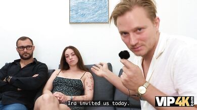 Podvedl mě s mým kamarádem, takže jsem spolkla sperma cizího chlapa