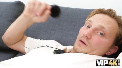 Podvedl mě s mým kamarádem, takže jsem spolkla sperma cizího chlapa