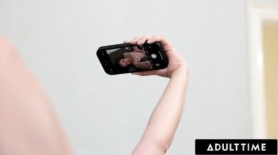 Zlobivá PAWG Leana Lovings byla přistižena, jak si prstuje, svým nadrženým švagrem