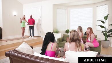 MILFky na rozlučce se svobodou si spletou roznáškaře pizzy se striptérem a spustí divoký reverzní gangbang