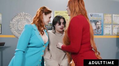 Přistihl prsatou nevlastní matku Lauren Phillips při lesbickém poměru se sexy učitelkou Siri Dahl