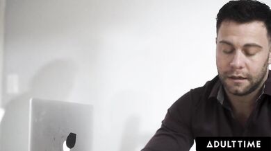 Skye Blue šuká nevěrného snoubence své nejlepší kamarádky, aby mu vyléčila studené nohy!