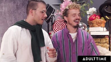 Zlobivé vánoční retro focení kolegů z práce se promění ve slavnostní divoké orgie