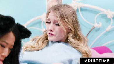 Futanari hentai fanynka Alona Bloom přistižena při masturbaci svou novou spolubydlící z vysoké Melody Marks