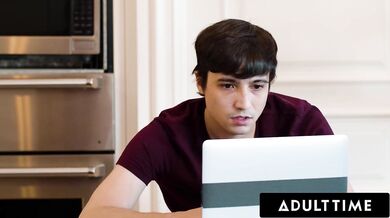 Nadržená prsatá MILF Penny Barber je posedlá penisem svého nevlastního syna poté, co o něm snila