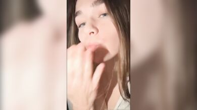 Megnutt02 předvádí sexy hrátky s prsy nahoře bez