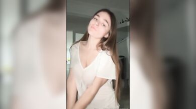 Megnutt02 předvádí sexy hrátky s prsy nahoře bez
