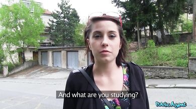 Prsatá studentka ošukaná venku v dešti