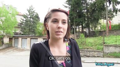 Prsatá studentka ošukaná venku v dešti