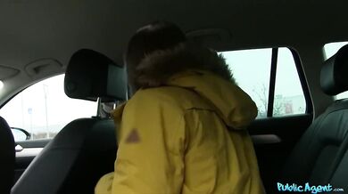 Mladá, drobná a nevinná dívka prožívá intenzivní orgasmus v autě