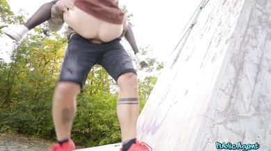 Americká stopařka měla sex venku a šukala se svým prvním Evropanem