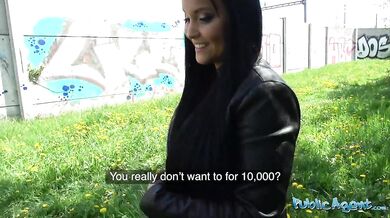 Žhavá osmnáctiletá brunetka s velkým zadkem má poprvé veřejný sex