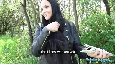 Žhavá osmnáctiletá brunetka s velkým zadkem má poprvé veřejný sex