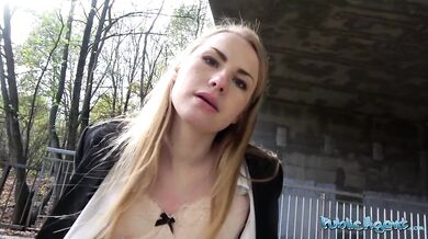 Nadržená blondýnka v legínách se udělá na tlustém ptáku a venku spolkne sperma!