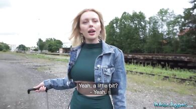 Blondýnka s velkým zadkem a velkými prsy Ruby Lee sex za prachy ná veřejnosti