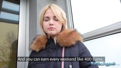 Roztomilá devatenáctiletá blondýnka zkouší svého prvního velkého ptáka