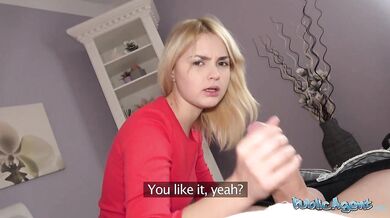 Roztomilá devatenáctiletá blondýnka zkouší svého prvního velkého ptáka