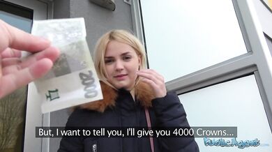 Roztomilá devatenáctiletá blondýnka zkouší svého prvního velkého ptáka