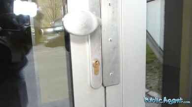Roztomilá devatenáctiletá blondýnka zkouší svého prvního velkého ptáka