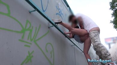 Britská blondýnka s velkými prsy se těší na sex s výstřikem do vagíny s velkým penisem