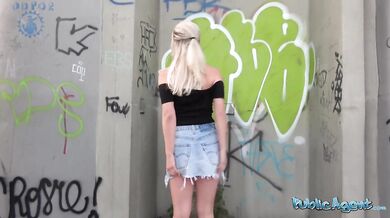 Britská blondýnka s velkými prsy se těší na sex s výstřikem do vagíny s velkým penisem