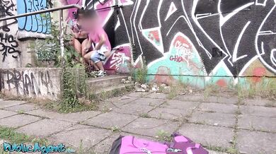 Nadržená holka s velkými prsy a velkým zadkem z Belgie dostane venku creampie od tlustého péra