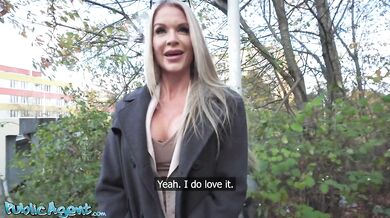 Blond britská učitelka MILF dává na veřejnosti vlhkou POV kuřbu