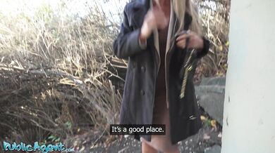 Blond britská učitelka MILF dává na veřejnosti vlhkou POV kuřbu