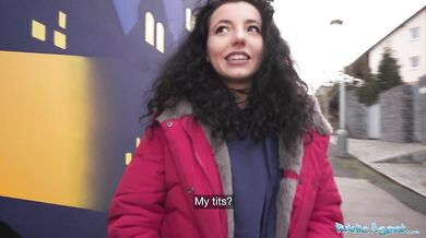 Teenka je ošukána poté, co prohrála ve hře kámen, nůžky, papír