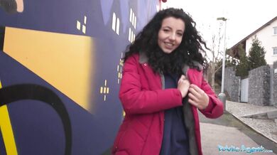 Teenka je ošukána poté, co prohrála ve hře kámen, nůžky, papír