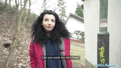 Teenka je ošukána poté, co prohrála ve hře kámen, nůžky, papír