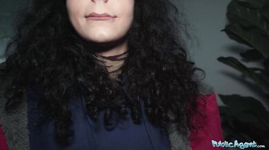 Teenka je ošukána poté, co prohrála ve hře kámen, nůžky, papír