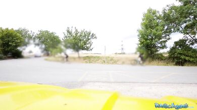Latina s velkým zadkem a velkými prsy Linda Baker si užívá šukání na veřejnosti