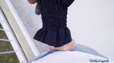 Zrzka Clemence Audiard při POV kouření a sexu na veřejnosti s velkým pérem