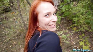 Zrzka Clemence Audiard při POV kouření a sexu na veřejnosti s velkým pérem