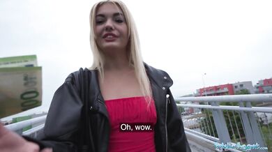 Žhavá blondýnka v sexy červených šatech kouří a šuká na veřejnosti