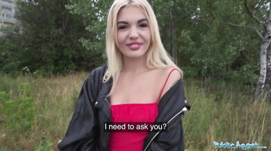 Žhavá blondýnka v sexy červených šatech kouří a šuká na veřejnosti
