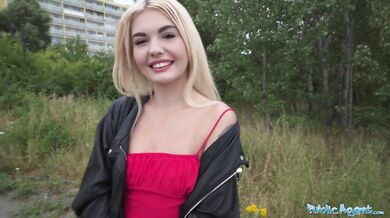 Žhavá blondýnka v sexy červených šatech kouří a šuká na veřejnosti
