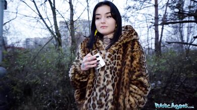 Francouzská kočka Crystal Cherry – kouření ptáka venku a více