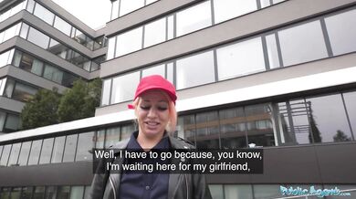 Servírka mu ušpiní kalhoty a nabídne mu, že ho ošuká na záchodě