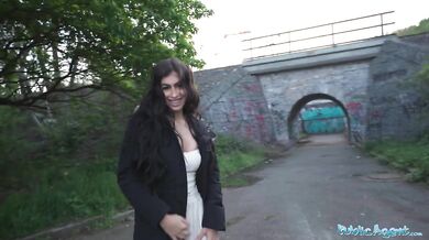 Sexy kolumbijská kočka kouří a šuká na veřejném místě