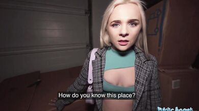 Modrooká blondýnka z Británie si vezme velkého českého ptáka do své vlhké kundičky