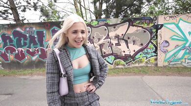 Modrooká blondýnka z Británie si vezme velkého českého ptáka do své vlhké kundičky