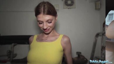Sexy baristka je unesena z práce a ošukána ve sklepě