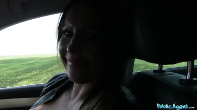 MILF amatérka s obrovskými prsy přistižena venku v přírodě a přemluvena k šukání