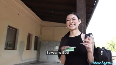 Sexy asijská Japonka Rae Lil Black dostane creampie do vlhké kundičky na veřejném nádraží