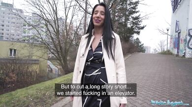 Snaží se dostat dildo hluboko do krku a pak se šuká s obrovským pérem